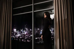 Frivoles Ausgehen in München: Abendkleid vor nächtlicher Skyline
