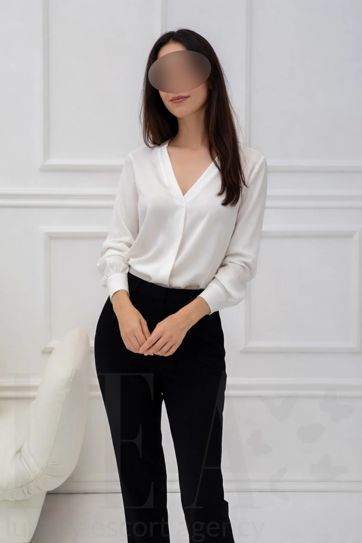 Escort Fabienne in Bluse und Stoffhose in München