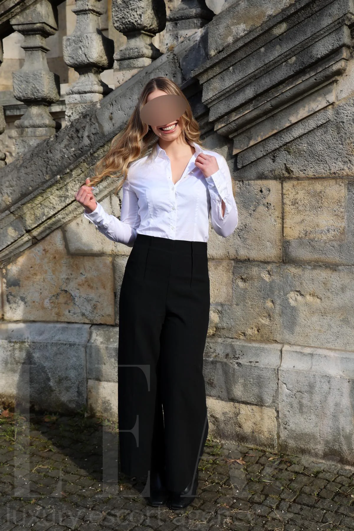 Escort Juna im Business-Look in München