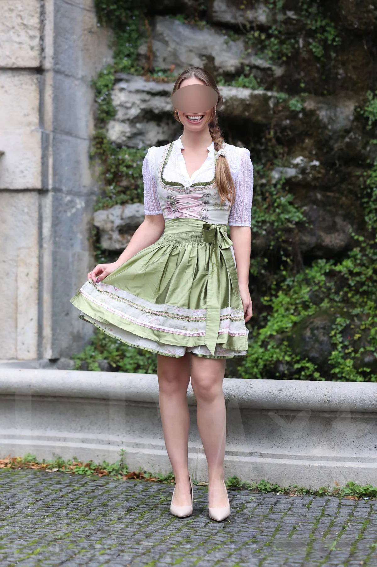 Escort Juna im Dirndl beim Spaziergang