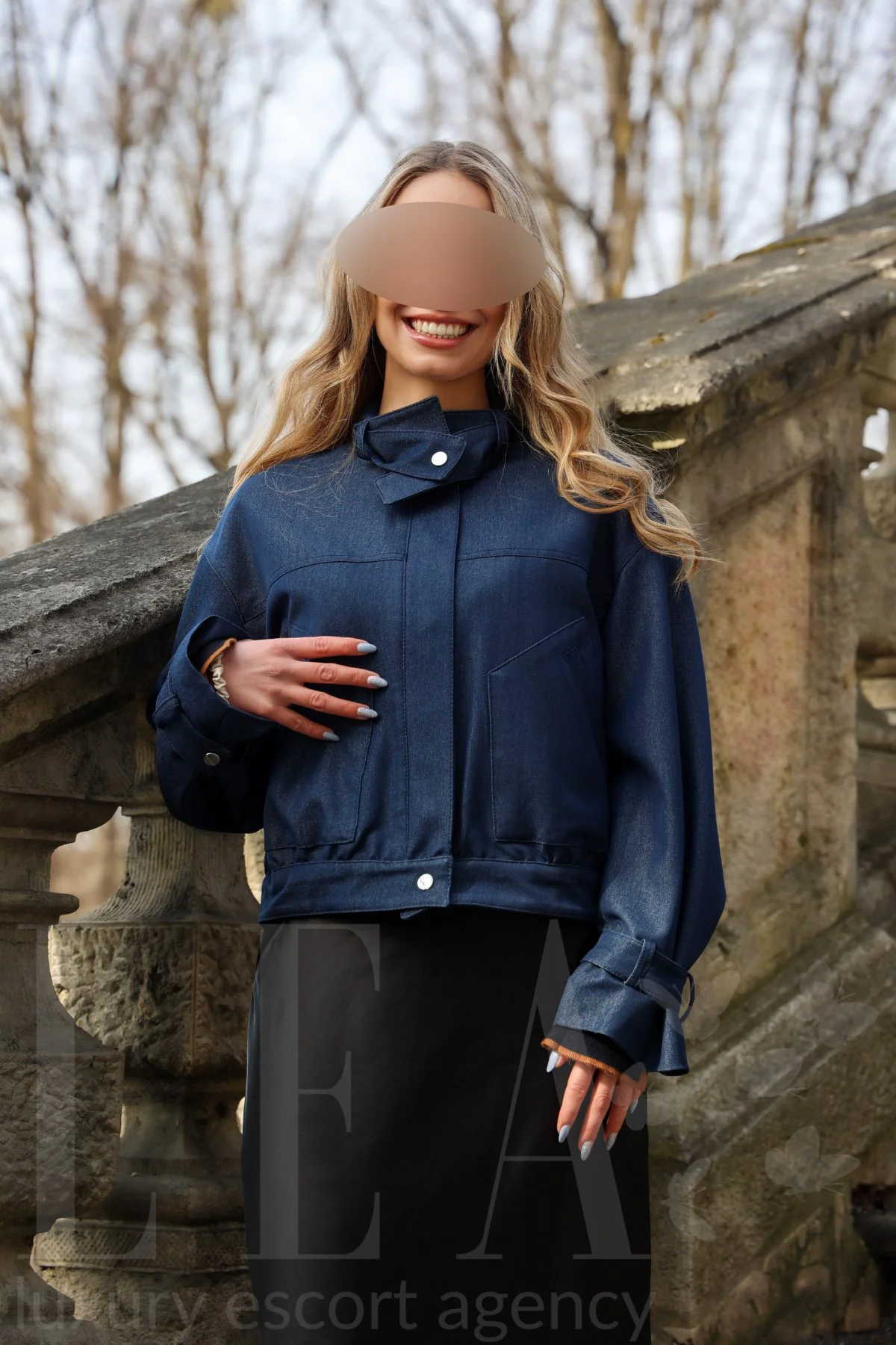 Escort Juna in blauer Jacke in München