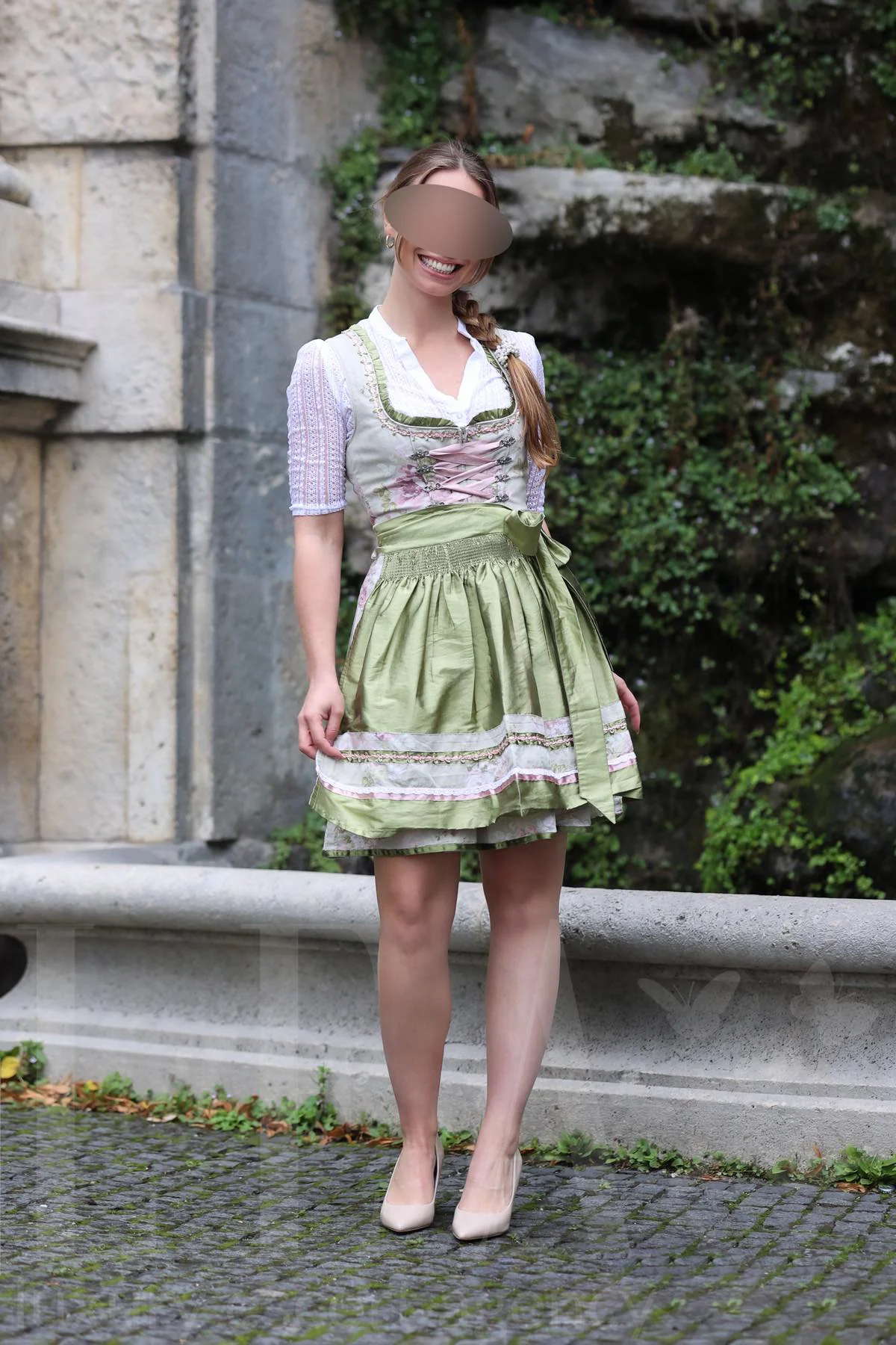 Escort Dame Juna im Dirndl im Park