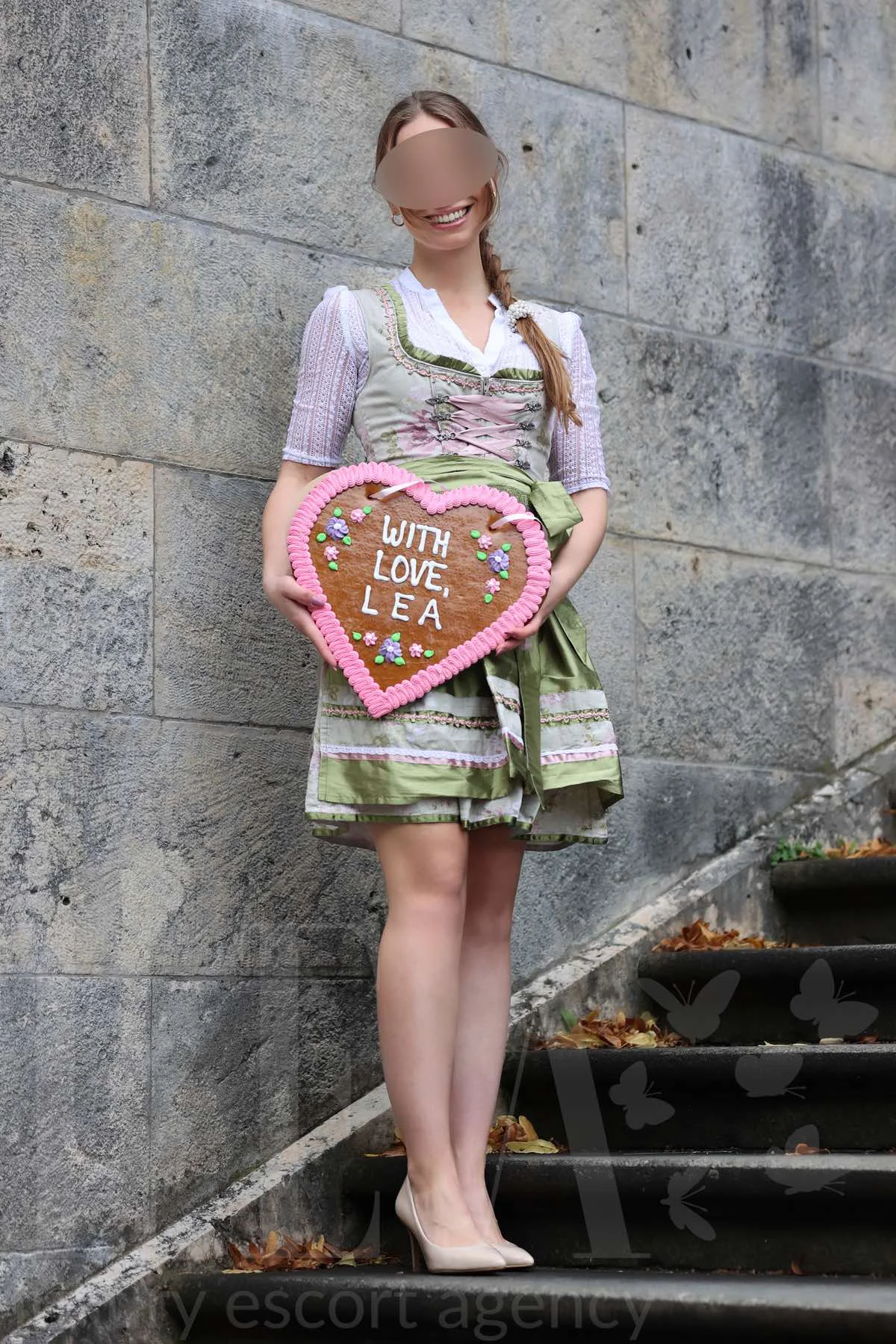 Escort Juna mit Lebkuchenherz in München