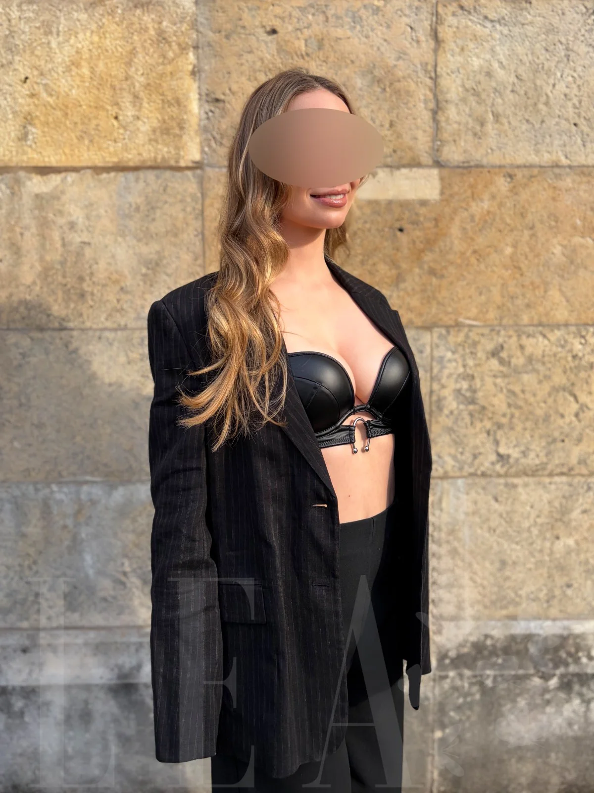 Escort Juna im Blazer in München