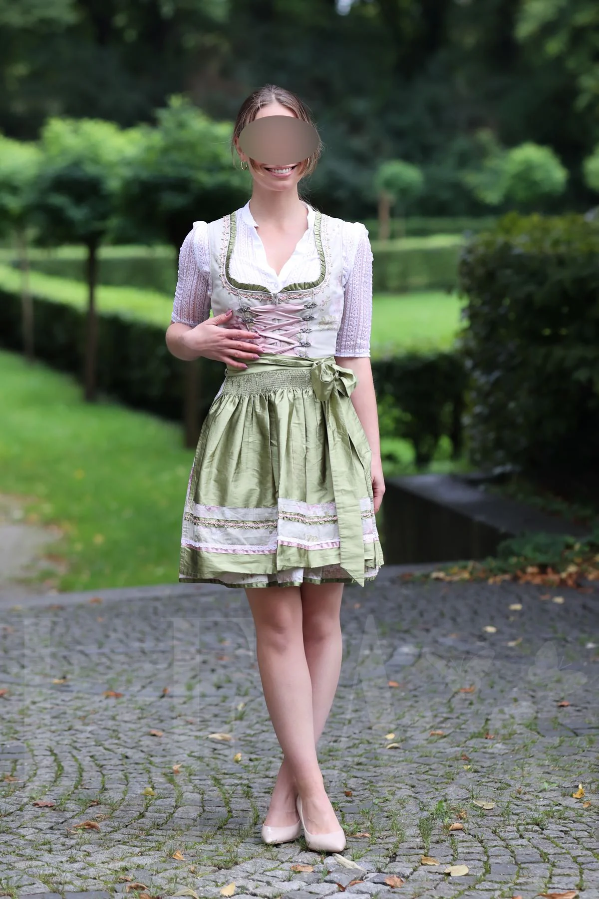 Escort Juna im Dirndl in München
