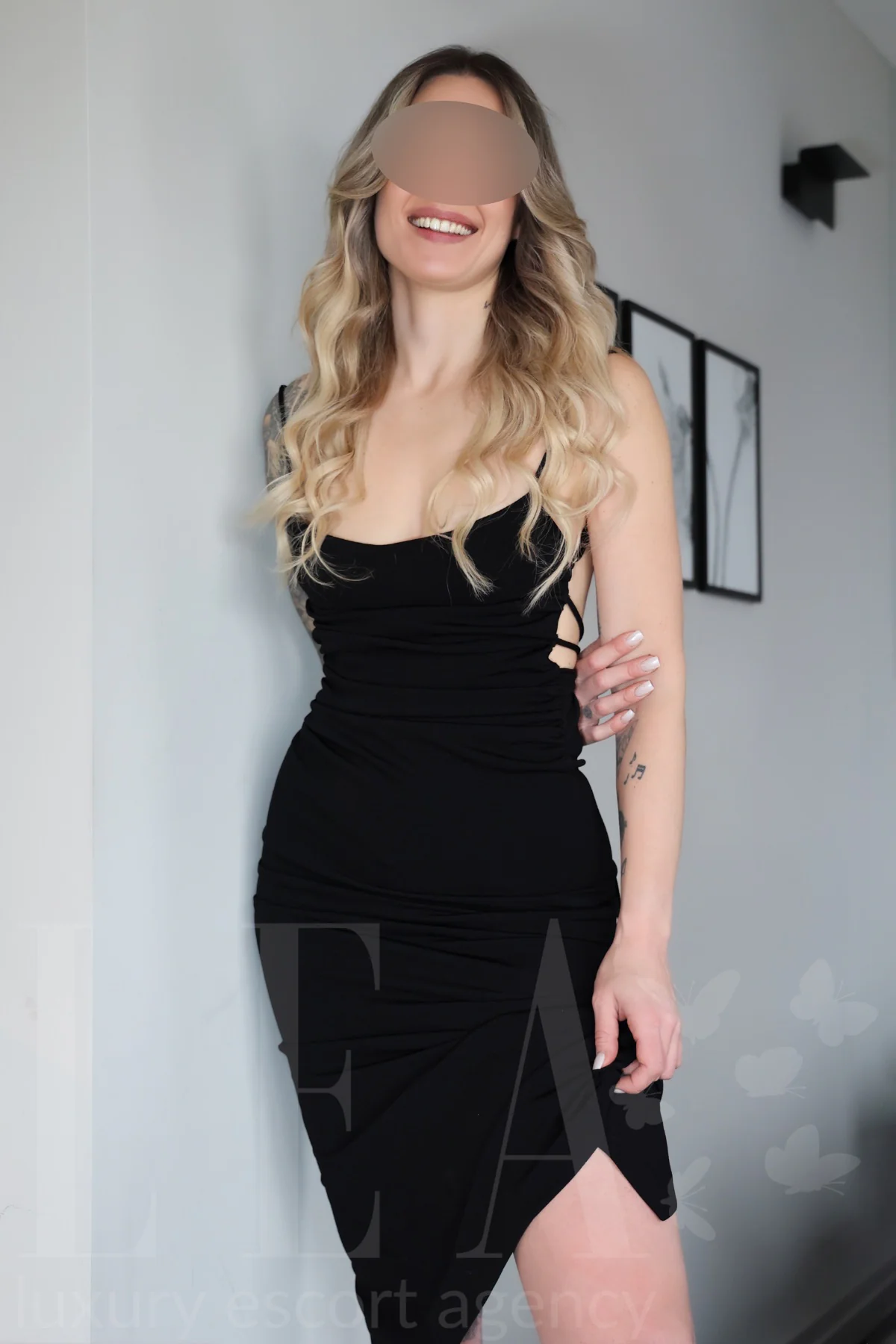 Escort Kate im schwarzen Kleid in München