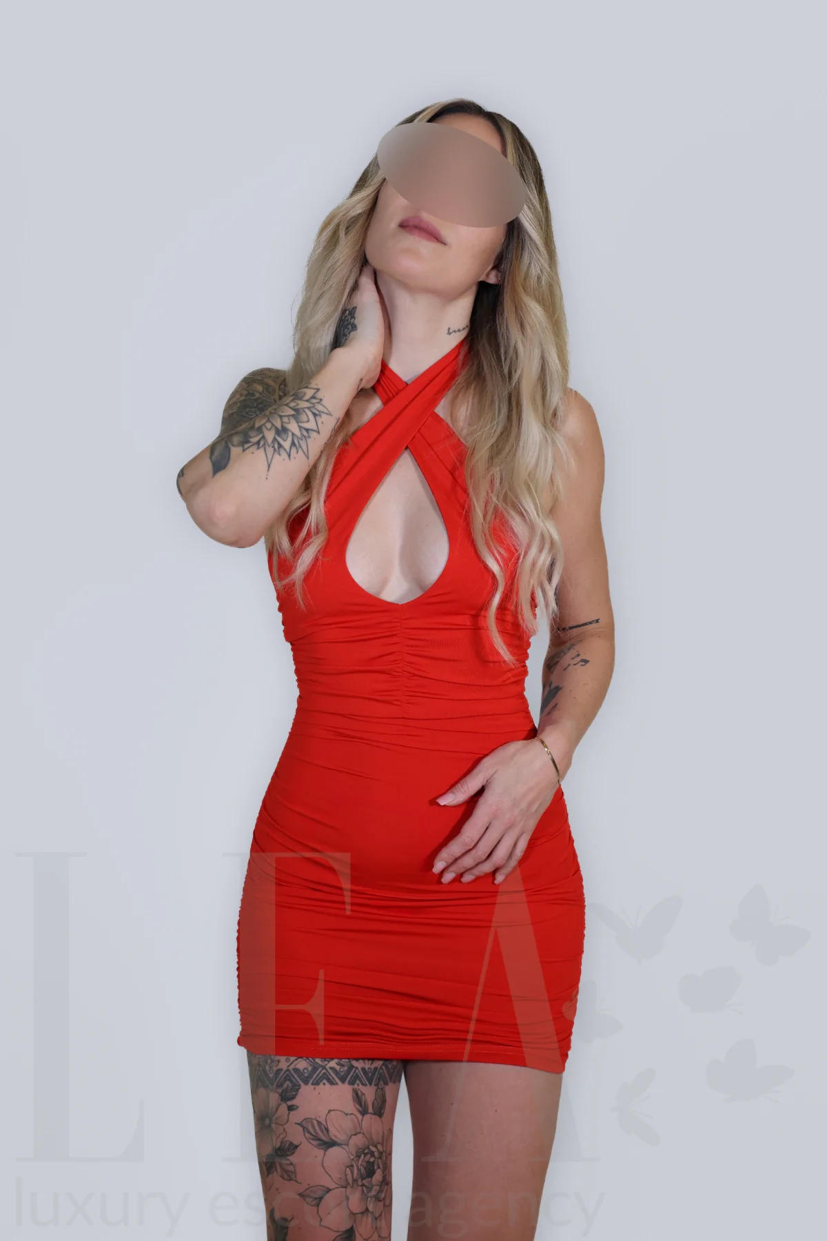 Escort Kate im roten Minikleid in München