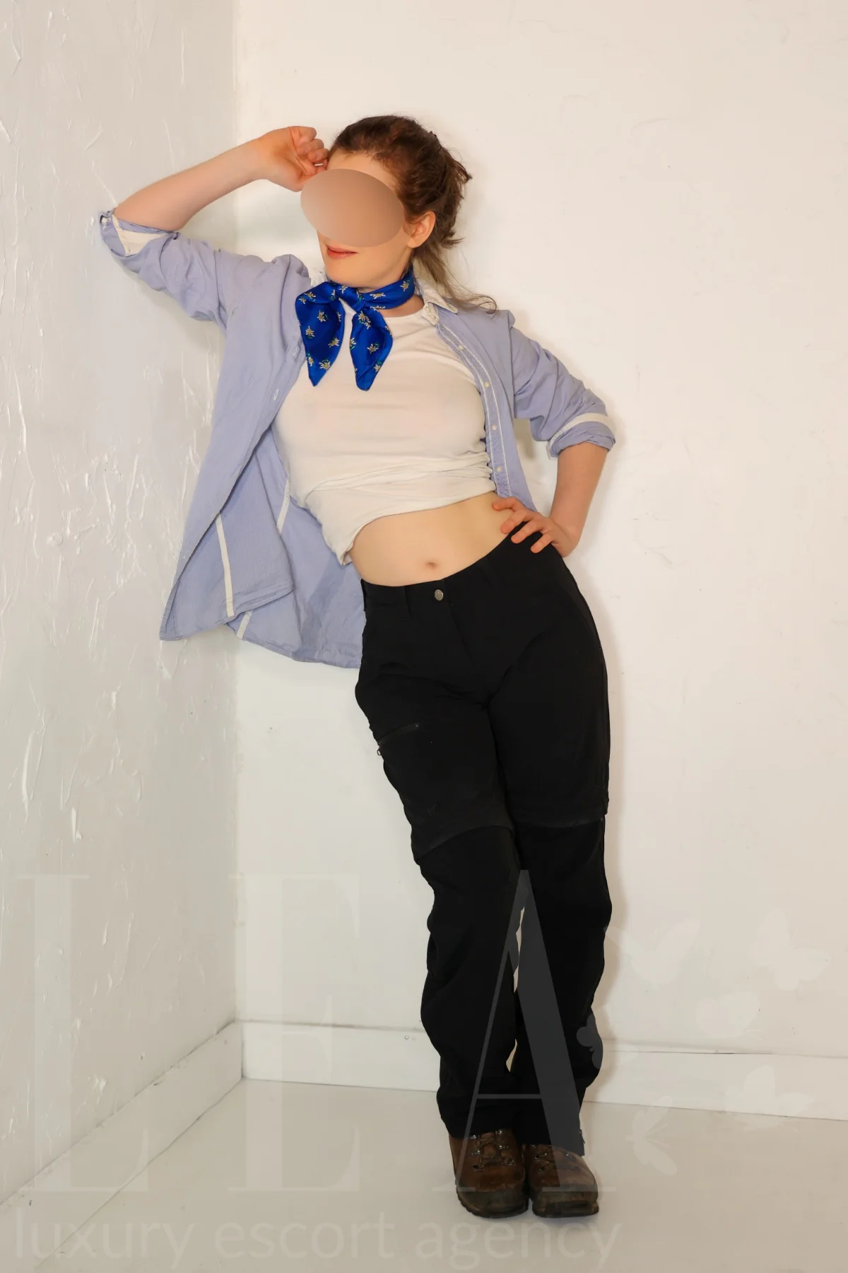 Escort Lavinia in Jeans mit Bandana in München
