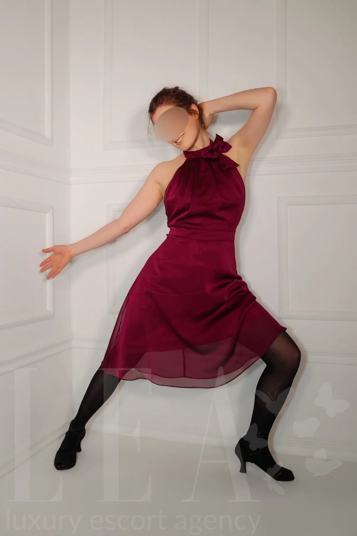 Escort Dame Lavinia tanzend im Abendkleid