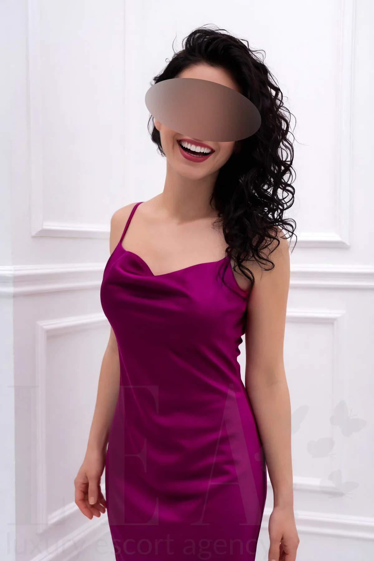 Escort Nora im magentafarbenen Kleid