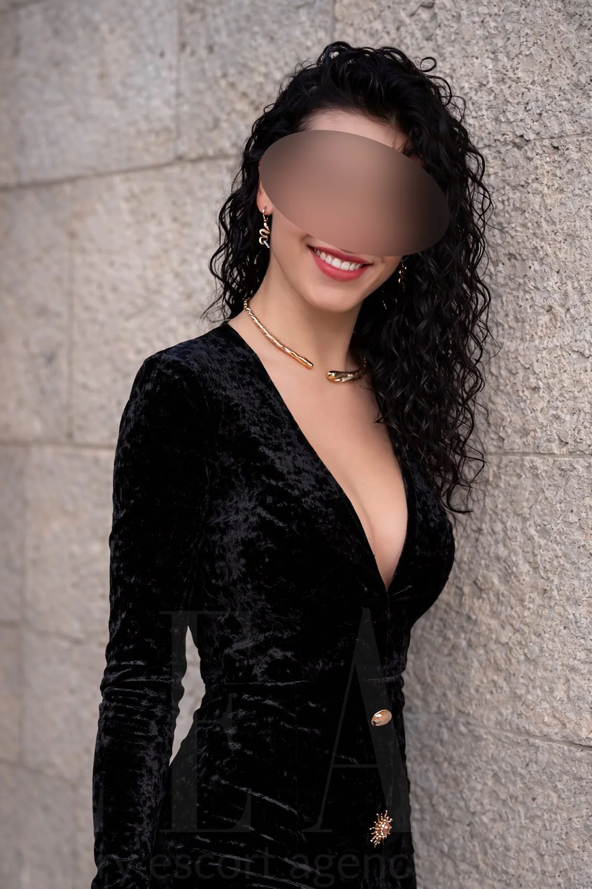 Escort Nora im Samtkleid in München