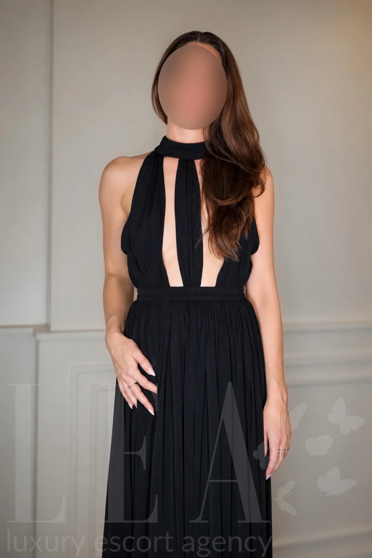Escort Bell in München im langen schwarzen Kleid mit Cut-outs