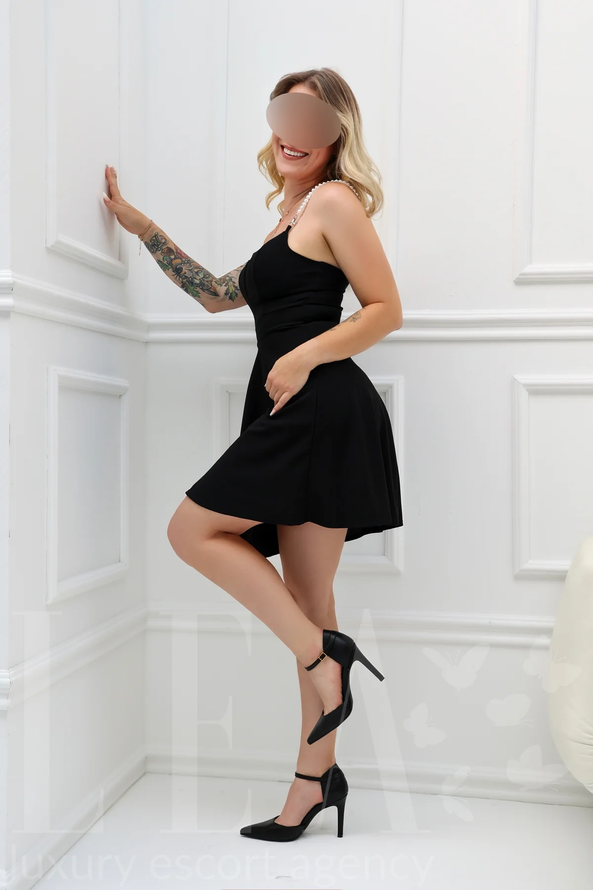 Escort Begleitung Julia aus München im Minikleid und High Heels