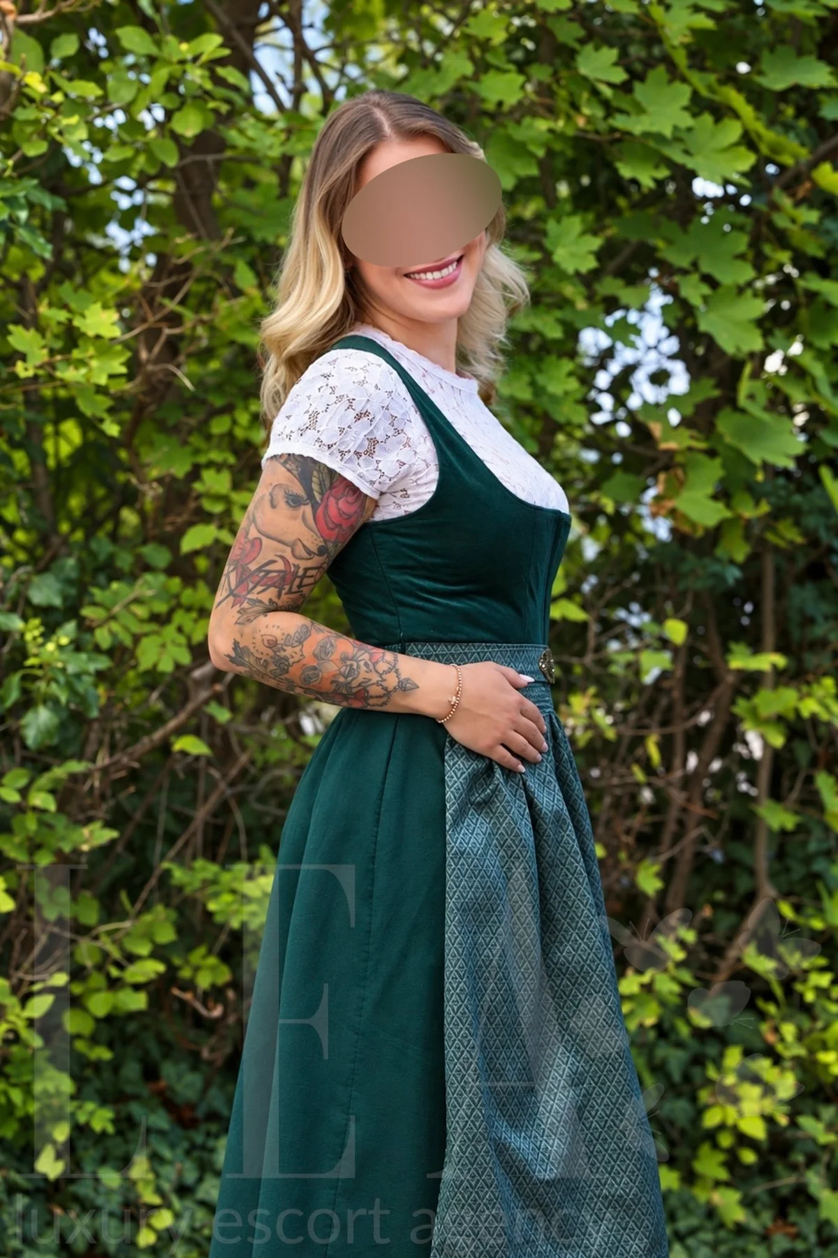 Escort Model Julia in München im grünen Dirndl, Seitenansicht
