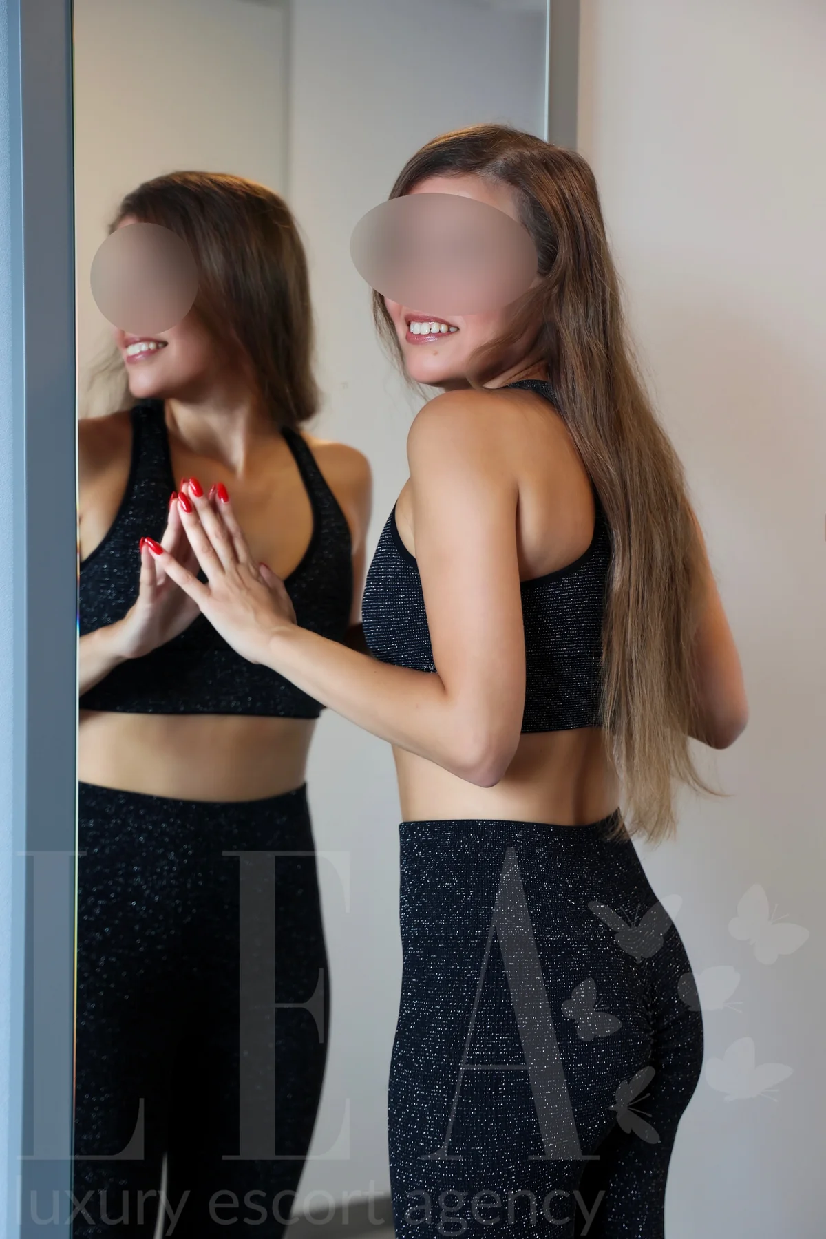 Escort Girl Leto aus Heidelberg im Sportoutfit vor dem Spiegel