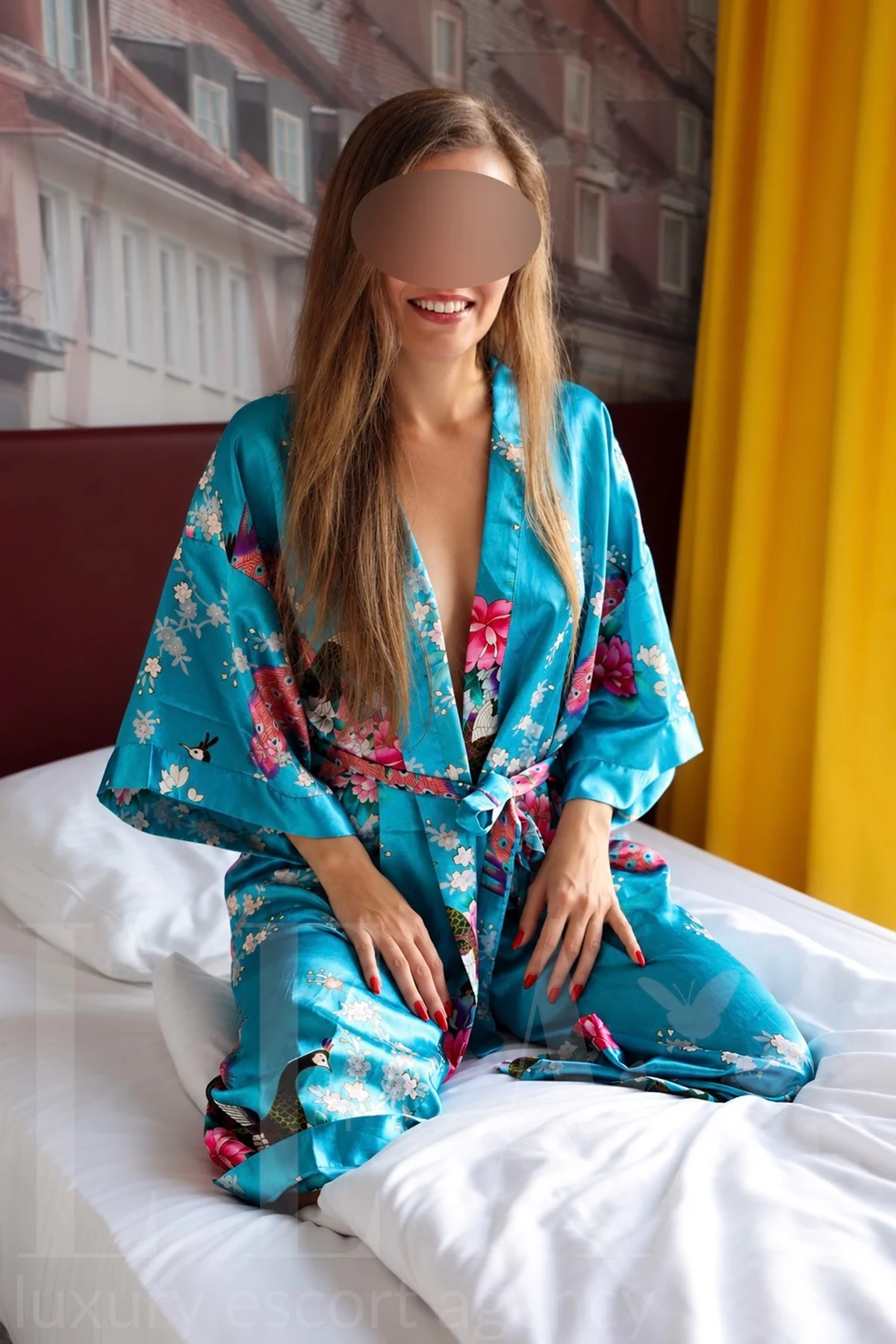 Escort Lady Leto in Heidelberg im türkisen Kimono auf dem Bett