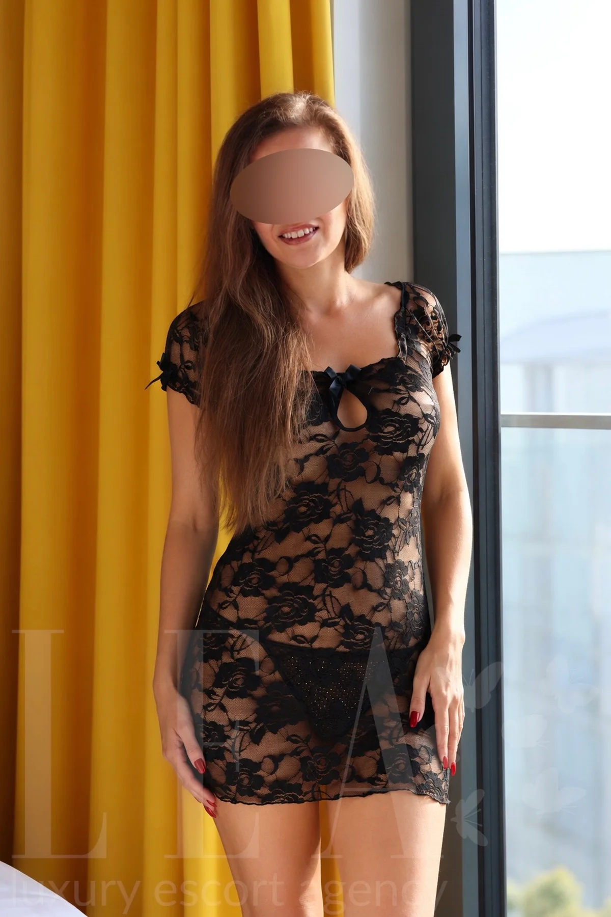 Premium Escort Leto aus Heidelberg im schwarzen Spitzenkleid