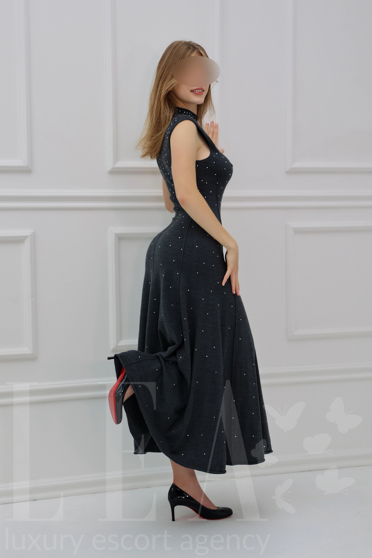 Escort Model Sophia in Berlin im langen grauen Kleid, Seitenansicht