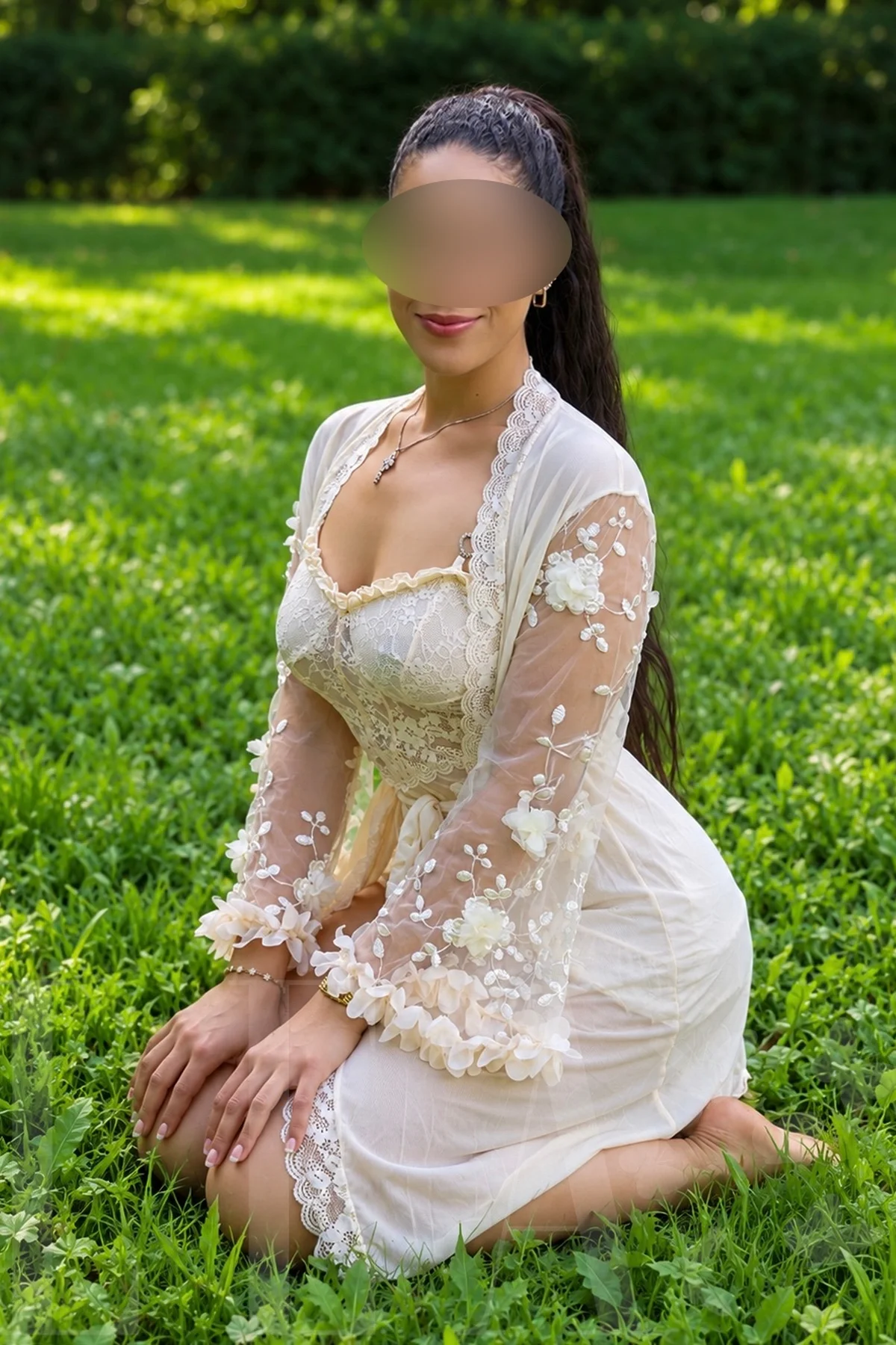 Escort Stella aus München im weißen Spitzenkleid auf der Wiese