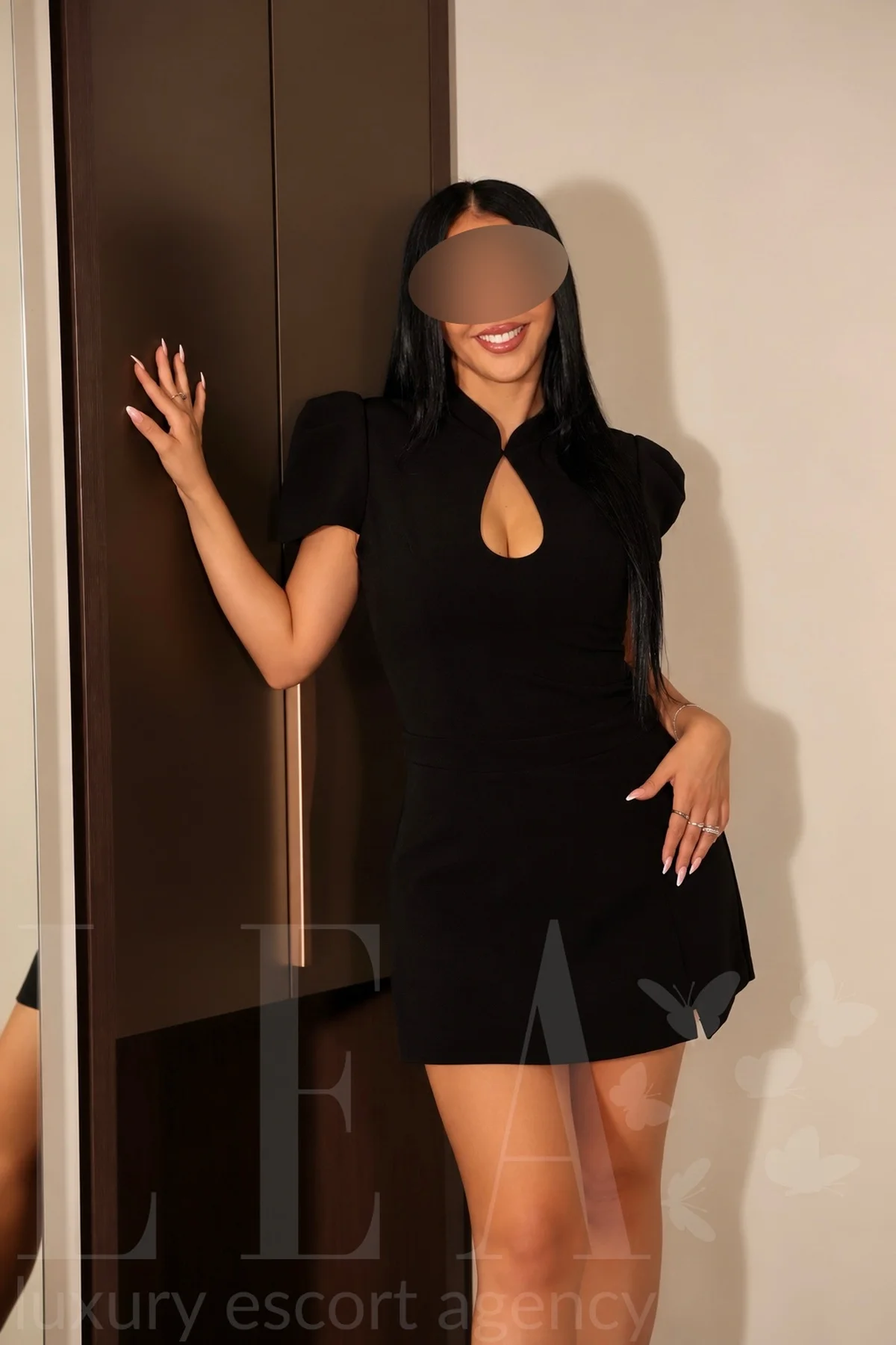 Premium Escort Tatyana aus Basel im Minikleid am Schrank